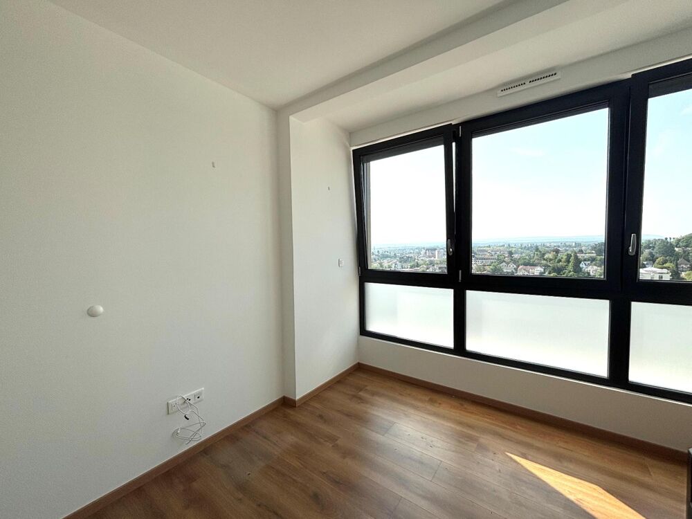 À LOUER (PLUS DE PHOTOS A VENIR) : Appartement entièreme....