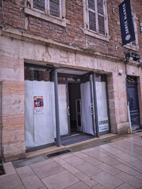 COMMERCE PLEIN CENTRE EMPLACEMENT NUMERO 1 SURFACE PL... 2760 71000 Macon