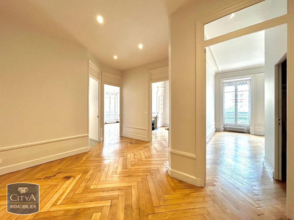 A LOUER // APPARTEMENT T5 AVEC VUE SUR LA PLACE DES JACO....