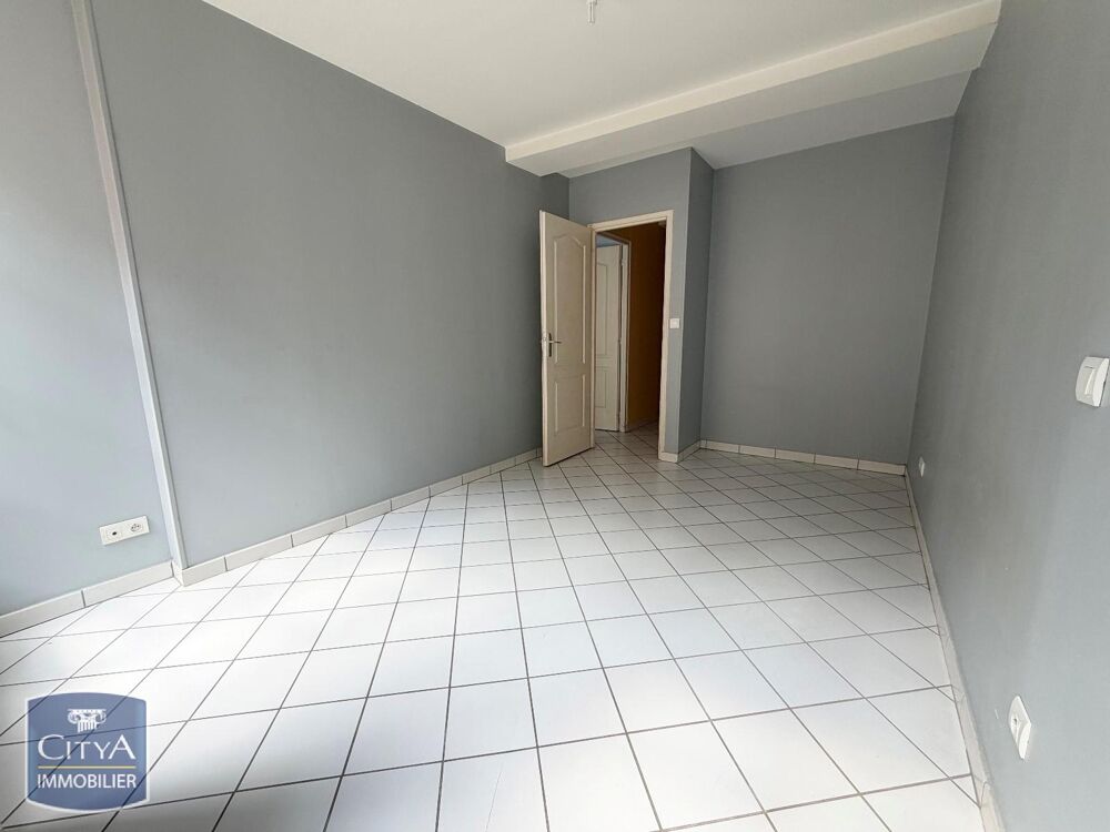 À LOUER : - Disponible de suite - Appartement T3 situé à....