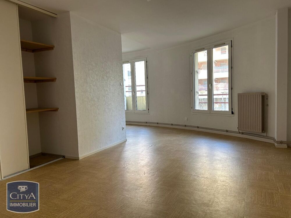 Au premier étage, un appartement comprenant une entrée, ....