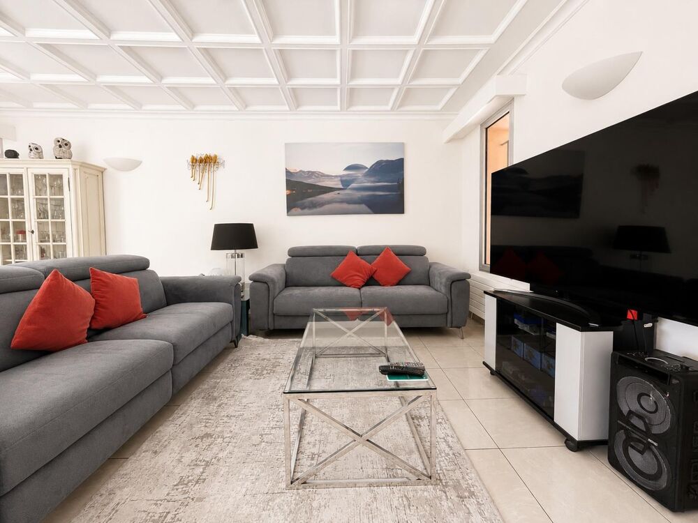 Agréable villa de plain-pied sans travaux avec piscine -....
