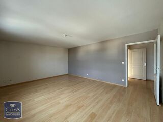  Appartement à louer 3 pièces 77 m²