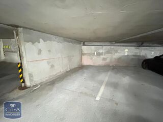  Parking / Garage à louer 