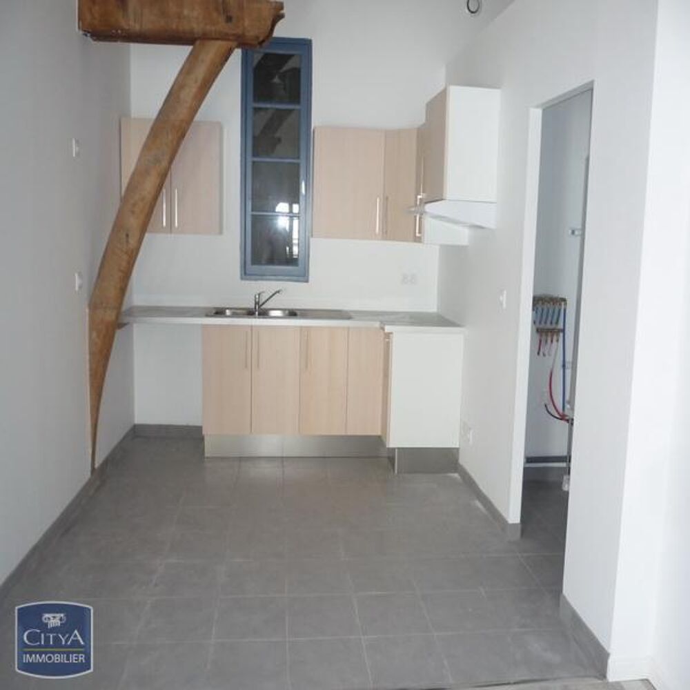 À LOUER : Découvrez cet appartement spacieux situé au coe....