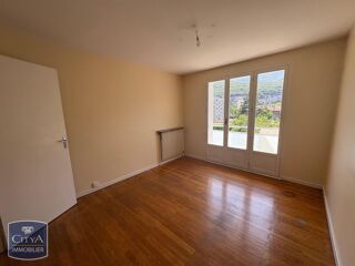  Appartement à louer 4 pièces 77 m²