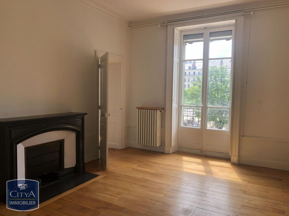 À LOUER : Appartement T5 spacieux situé 4 place Victor H....