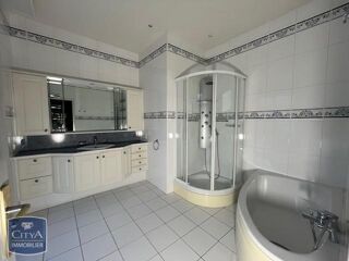  Appartement à louer 5 pièces 161 m²