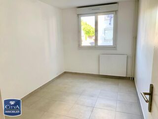  Appartement à louer 4 pièces 79 m²