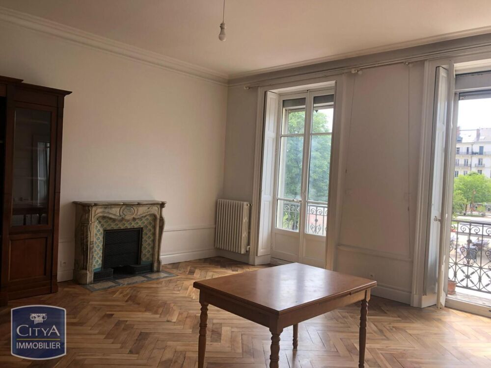 À LOUER : Appartement T5 spacieux situé 4 place Victor H....