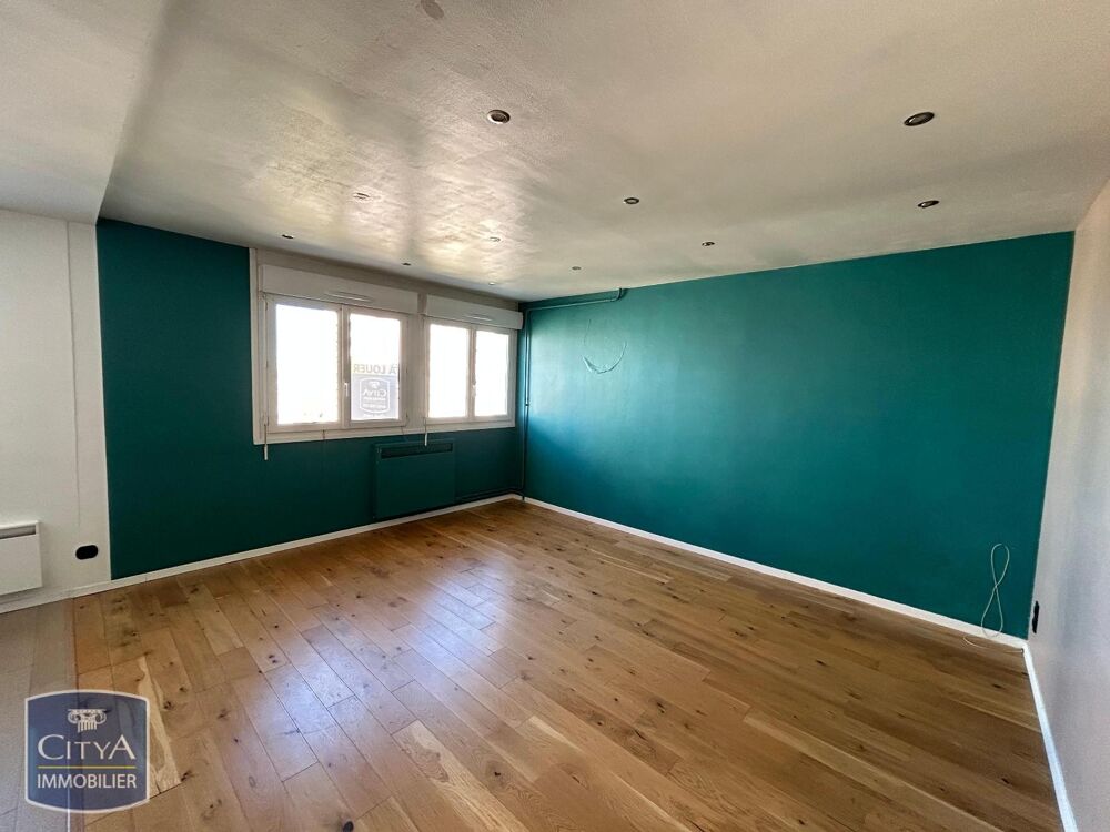 À louer, cet appartement T3 situé à Orléans, dans une ré....
