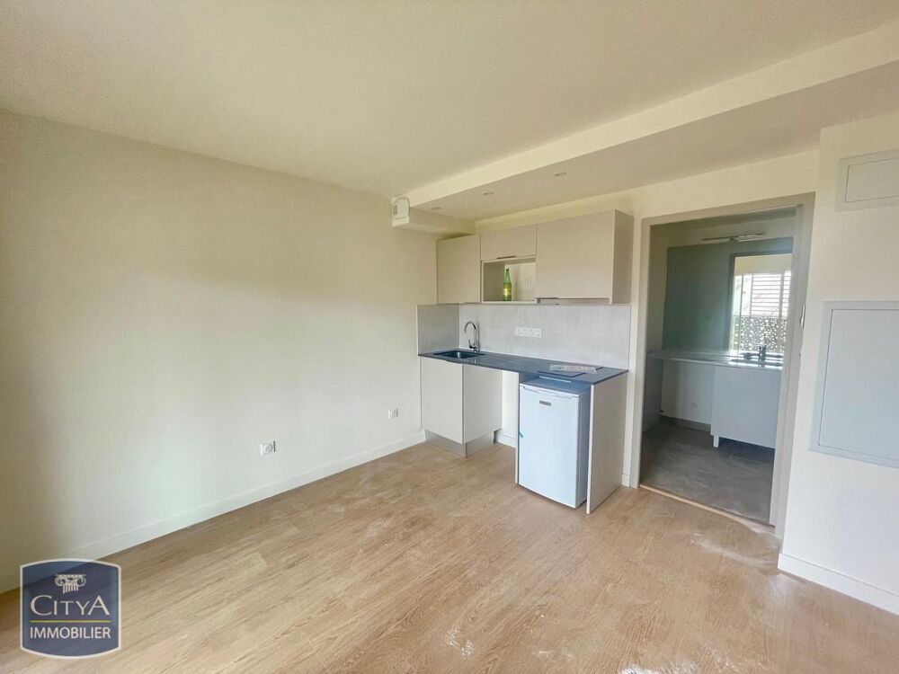 A LOUER - GRAND STUDIO AVEC BALCON Situé à Tours, dans l....