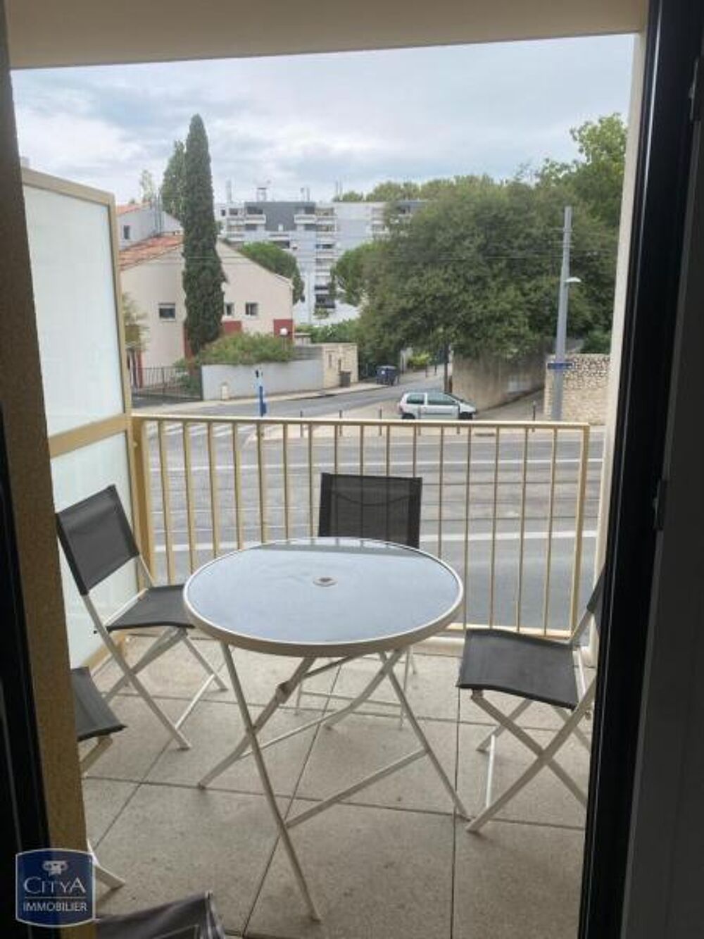 NON MEUBLE - STUDIO AVEC TERRASSE SECTEUR PRES D'ARENES ....