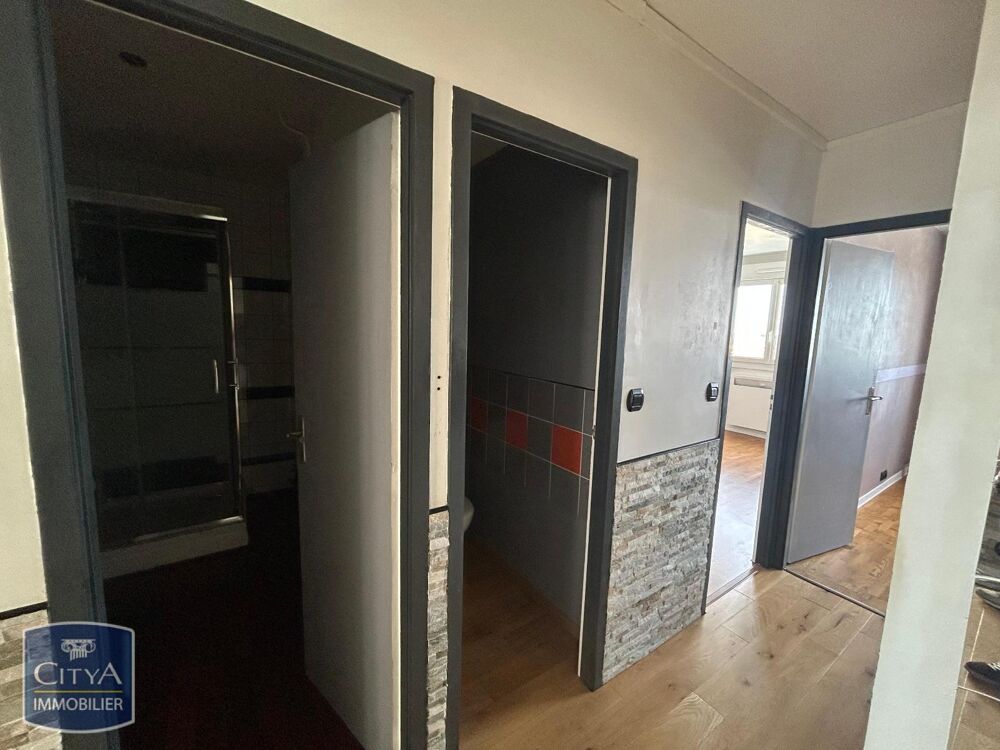 À louer, cet appartement T3 situé à Orléans, dans une ré....