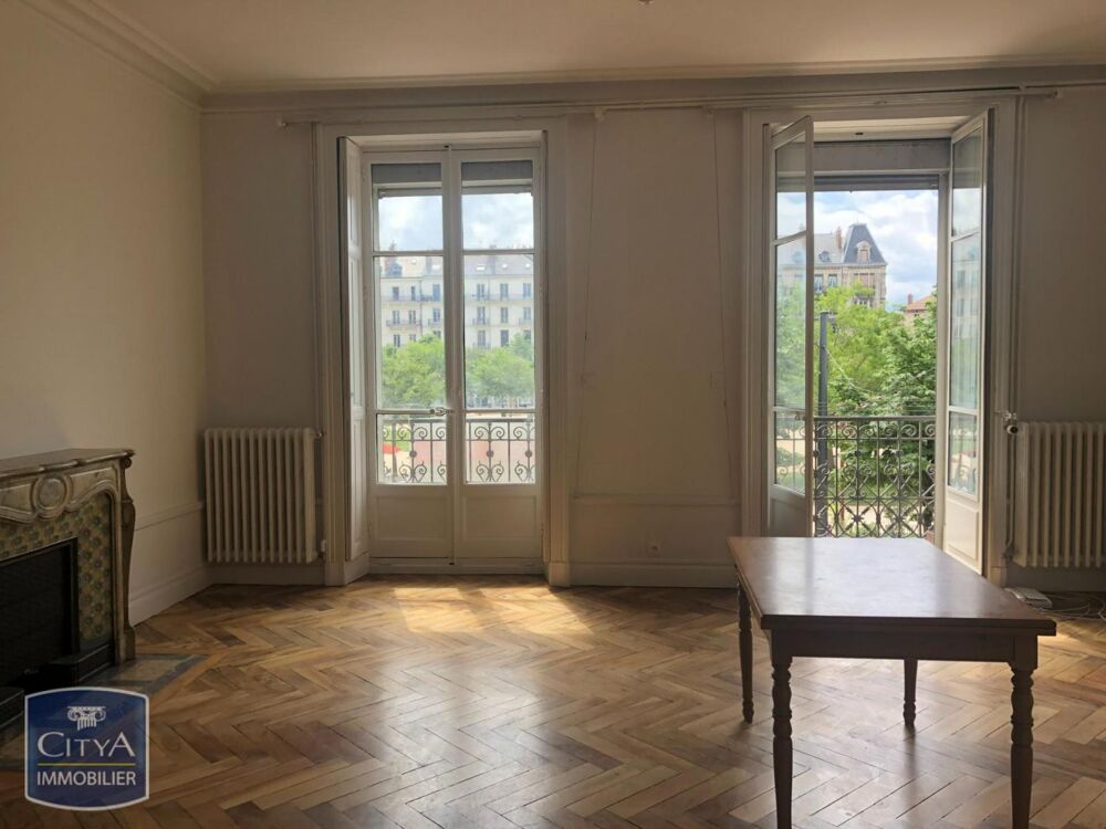 À LOUER : Appartement T5 spacieux situé 4 place Victor H....