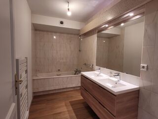  Appartement à louer 3 pièces 80 m²