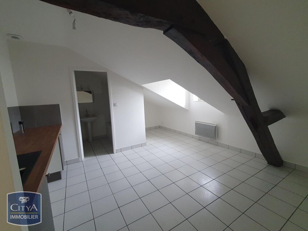 À LOUER : Appartement T2 situé à Cholet, offrant un cadr....