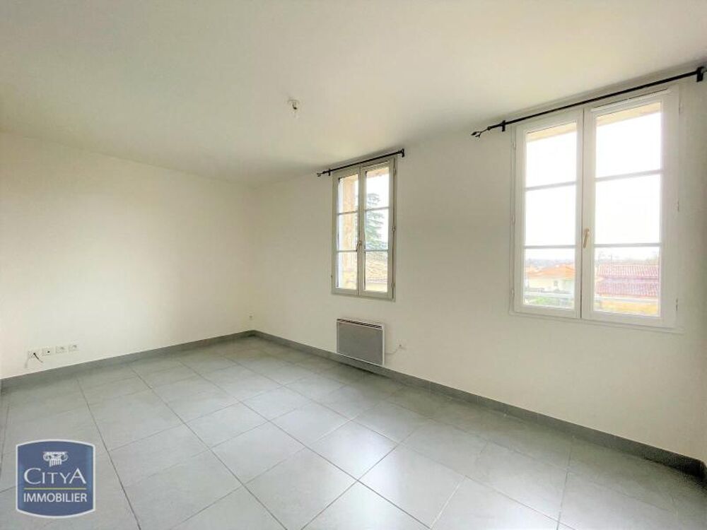 ST MEDARD DE GUIZIERES - T2 AU 1ER ETAGE Situé dans un c....