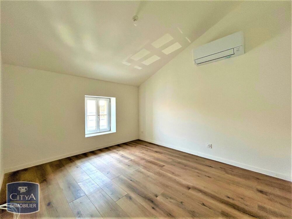 COUTRAS - T3 SPACIEUX RENOVE AVEC CLIM ! Situé dans la c....