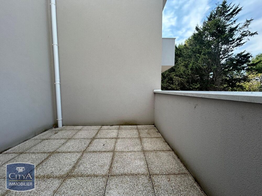 Loyer de 650,00 euros par mois charges comprises dont 50....