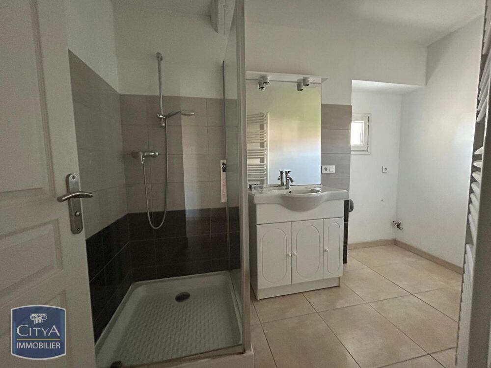 À LOUER : Appartement T3 à Mazan, situé au deuxième étag....
