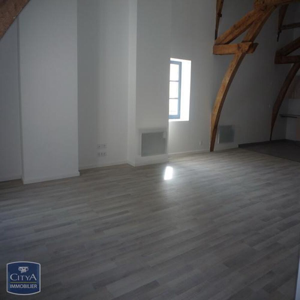 À LOUER : Découvrez cet appartement spacieux situé au coe....