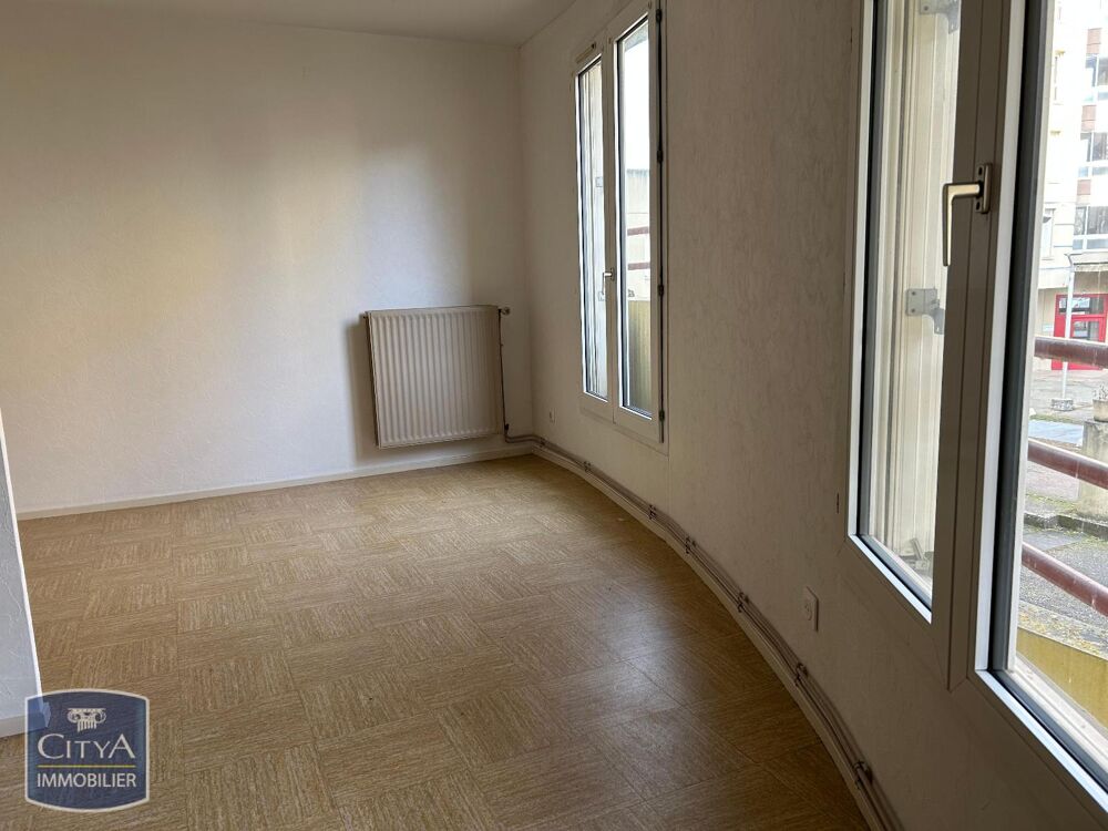 Au premier étage, un appartement comprenant une entrée, ....