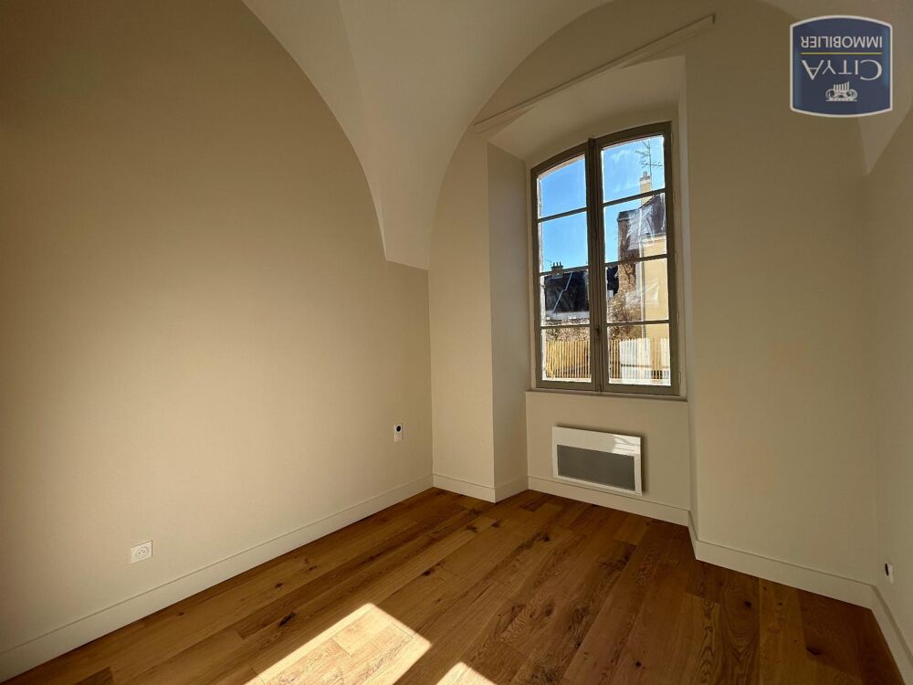 "Rénovation Monument Historique" À LOUER : Appartement T....