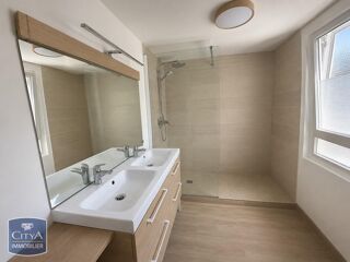  Appartement à louer 4 pièces 97 m²