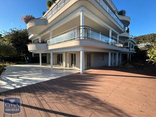  Appartement � louer 5 pi�ces 215 m� Cannes