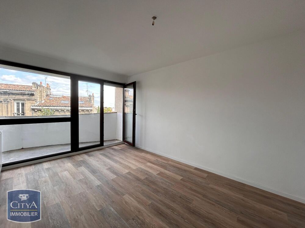 À LOUER : STUDIO NON MEUBLE + BALCON + PARKING - BORDEAU....