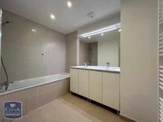  Appartement à louer 5 pièces 101 m²