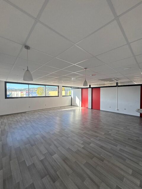 Saint - Maximin - Local au 1er &eacute;tage de 92 m&sup2; avec as... 1515 83470 St maximin la ste baume