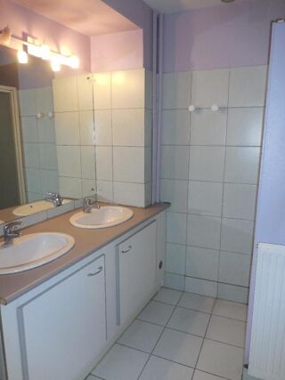  Appartement à louer 2 pièces 64 m²
