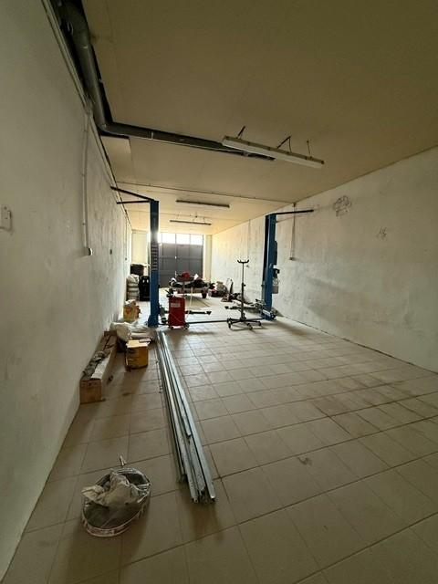 LOCAL PROFESSIONNEL &Agrave; LOUER - GARAGE / R&Eacute;PARATION AUT... 750 01750 St laurent sur saone