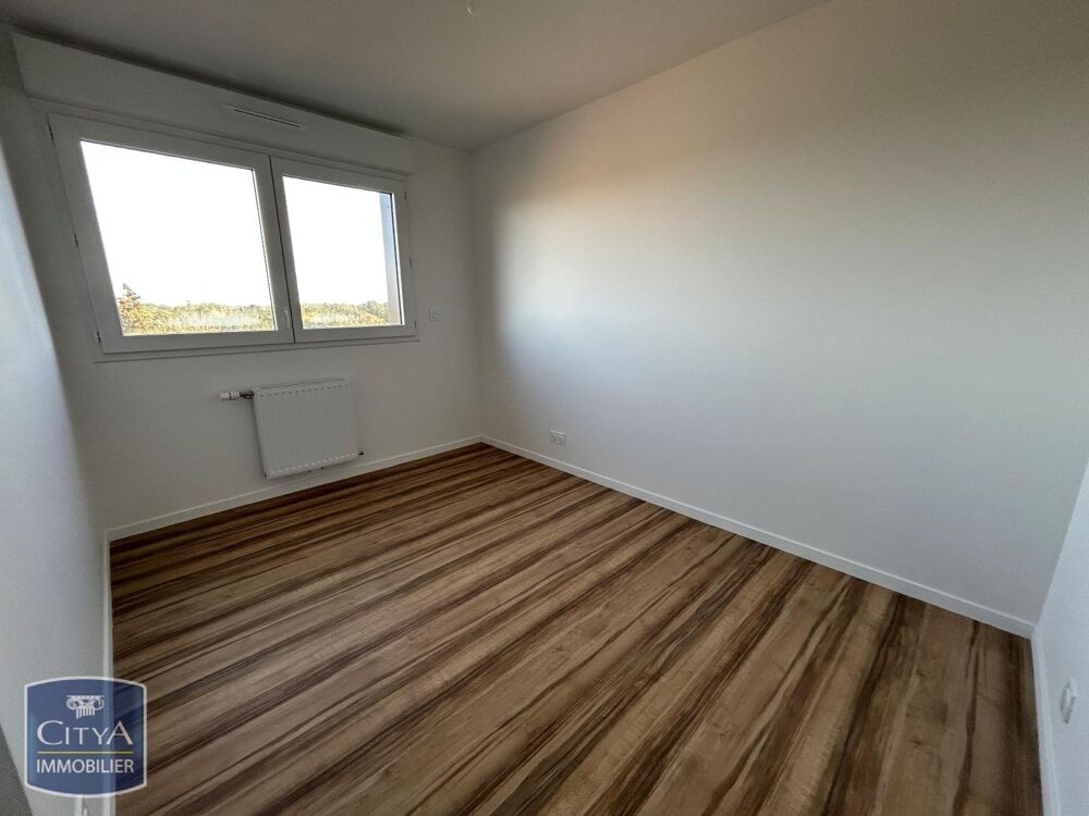 Appartement T3 au 7ème étage avec loggia : cellier, entr....