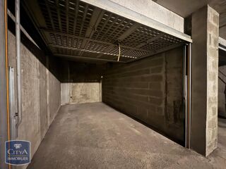  Parking / Garage à louer 
