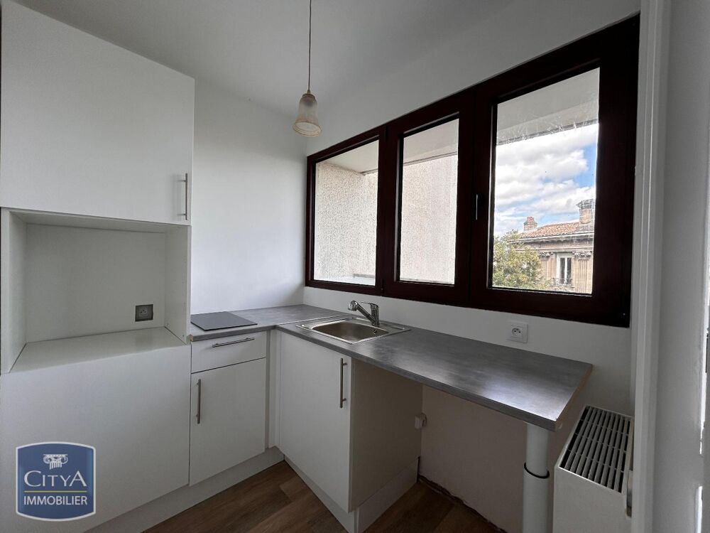 À LOUER : STUDIO NON MEUBLE + BALCON + PARKING - BORDEAU....