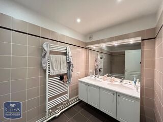  Appartement à louer 4 pièces 102 m²