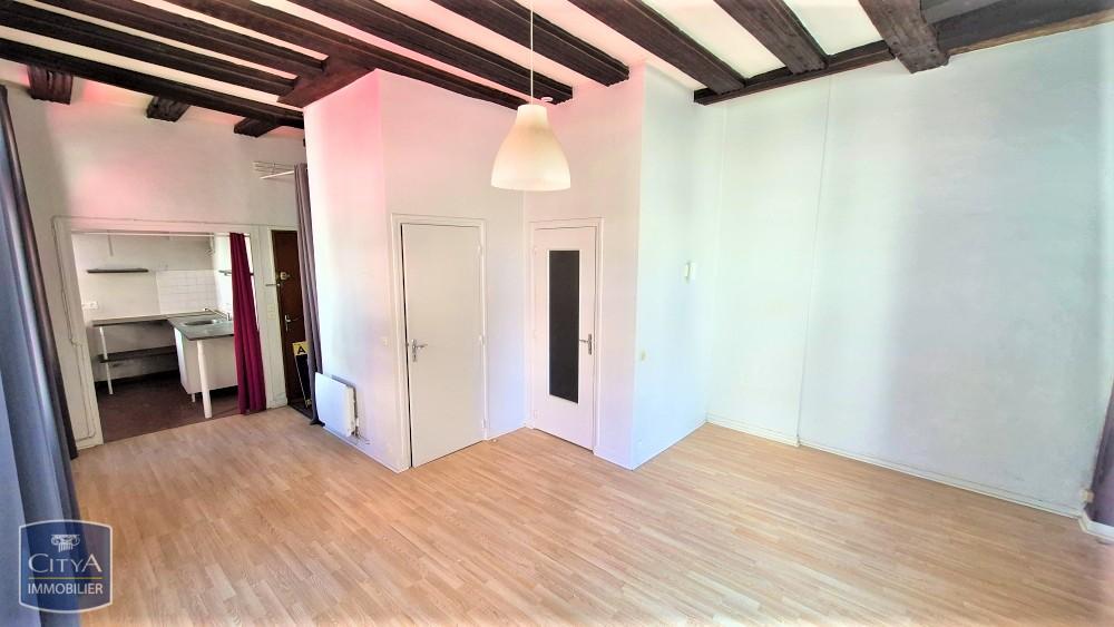 À LOUER : Appartement T1 situé à Chinon, dans le départe....