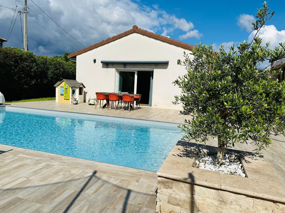 Cette villa de 136 m² F5, limitrophe par la rue entre Sa....