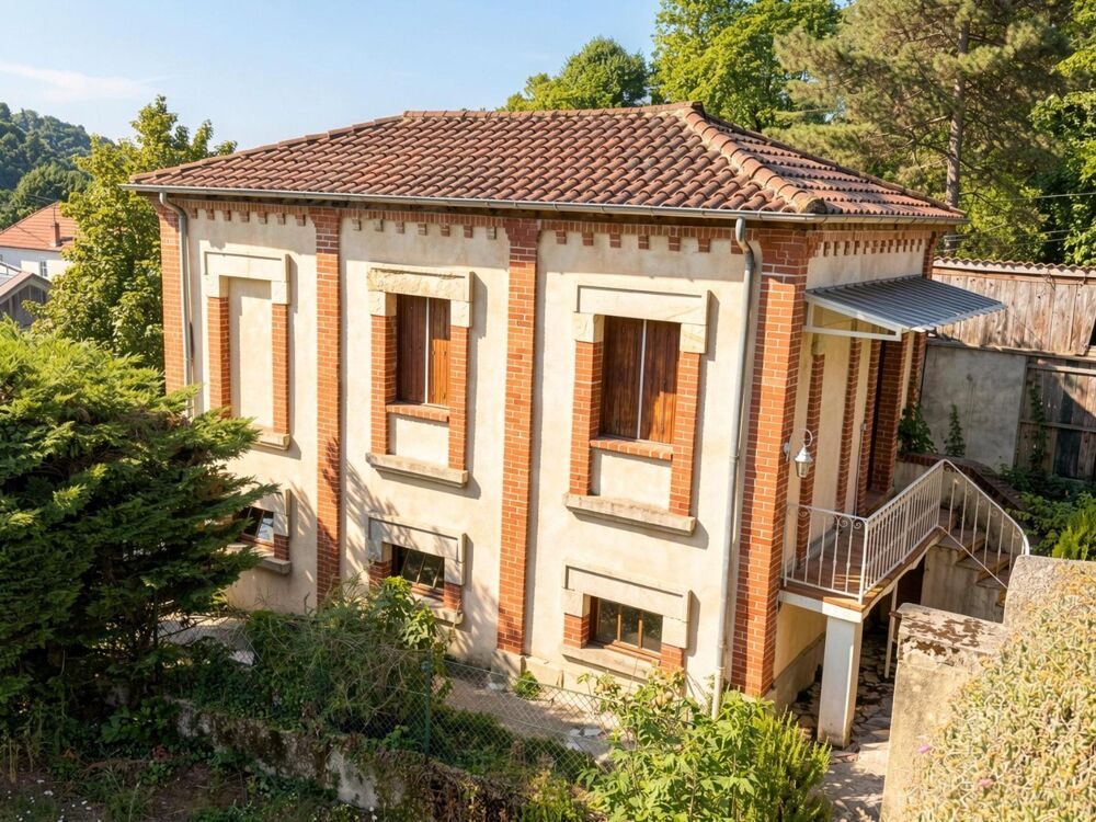 VALS LES BAINS à 10 minutes d'AUBENAS : Maison de maître....
