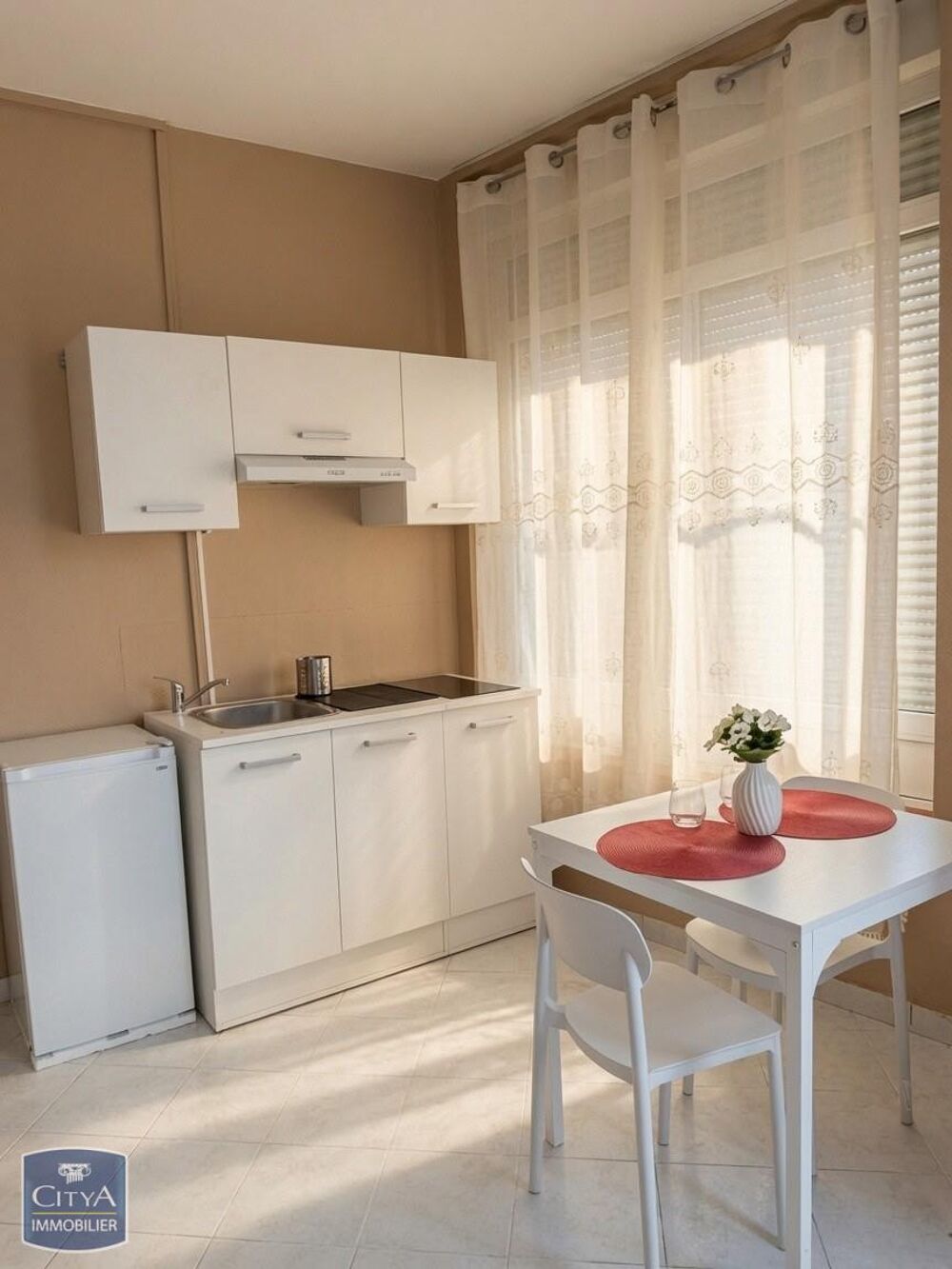 LILLE - Rue Cabanis - Studio rénové en rez-de-chaussée À....