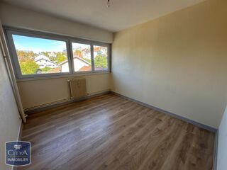  Appartement à louer 4 pièces 82 m²