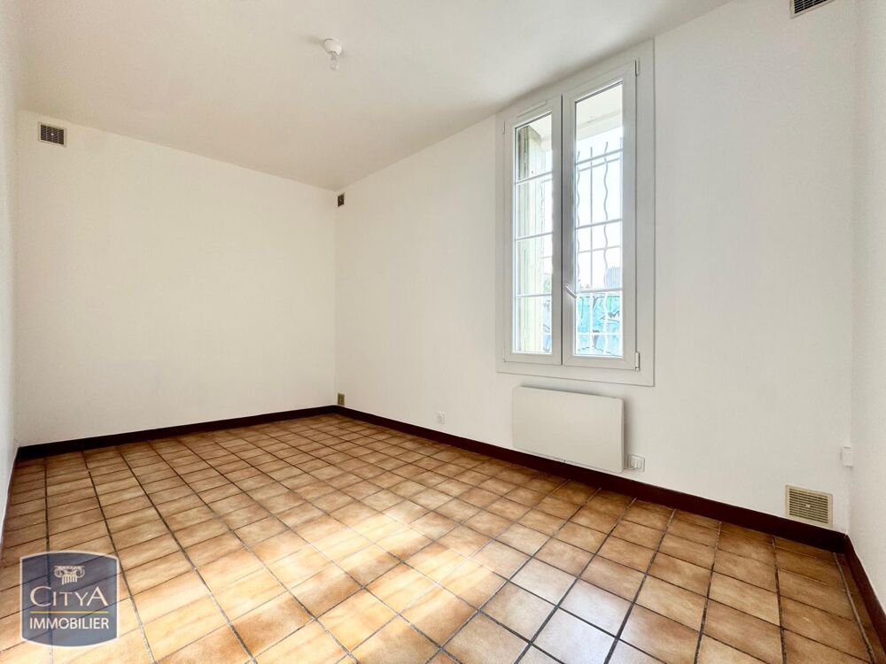 Loyer de 649,93 euros par mois charges comprises dont 12....
