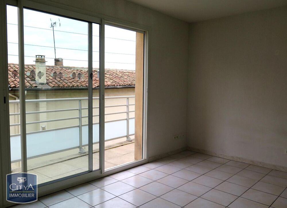 À LOUER : Appartement Studio à Nîmes, situé dans le quar....