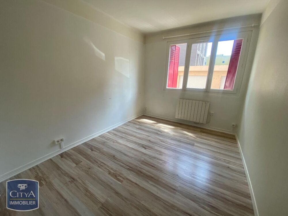 Au sein d'une copropriété, appartement de Type 3 compose....