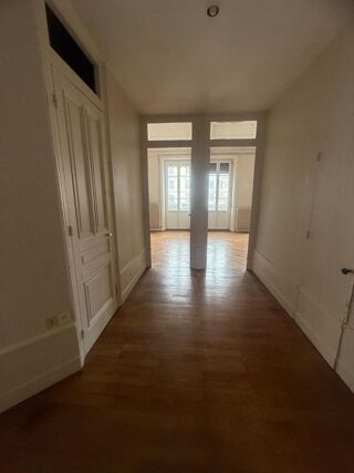  Appartement à louer 3 pièces 105 m²