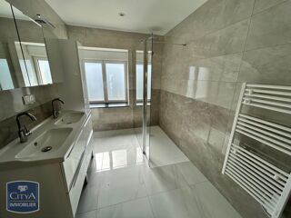  Appartement à louer 3 pièces 96 m²