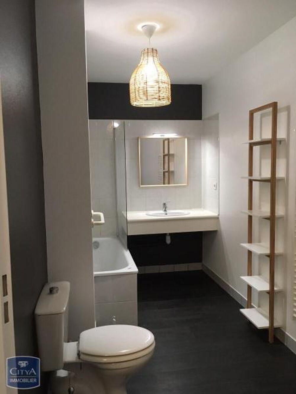A LOUER T1 MEUBLE - NANTES CENTRE - RUE CHARLES BRUNELIE....
